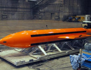 Καρέ-καρέ βίντεο δοκιμής της GBU-43/B «ΜΟΑΒ» που έριξαν οι ΗΠΑ στο Αφγανιστάν από το 2003